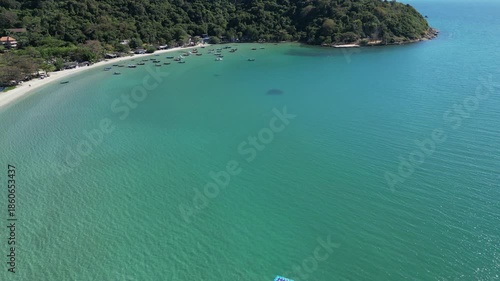 에머럴드빛 바다를 자랑하는 태국 라용 해변과 레저보트, 낚시보트 들