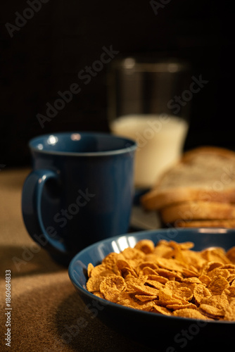 Comida. Bodegon de Cereal. Desayuno. Vertical.