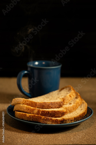 Comida. Desayuno. Pan y Cafe. Vertical.