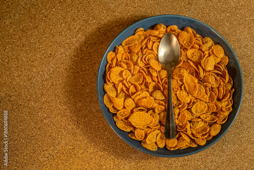 Comida. Bodegon Comida. Plato de cereal con una cuchara del lado derecho. Cereal. Desayuno.