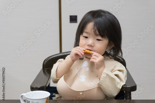 旅館で食事をする日本人の女の子の幼児