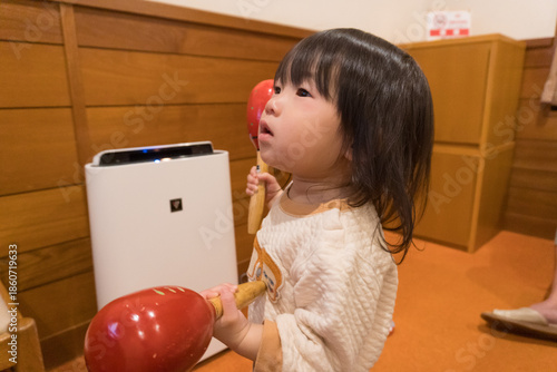 カラオケを歌う日本人の女の子の幼児