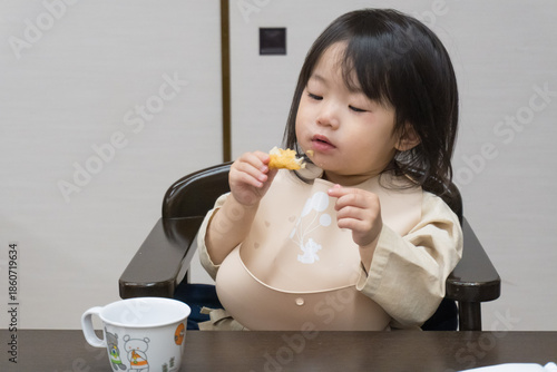 旅館で食事をする日本人の女の子の幼児