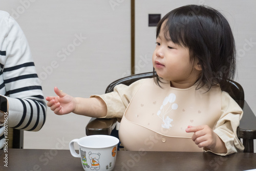 旅館で食事をする日本人の女の子の幼児