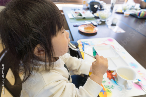 旅館で食事をする日本人の女の子の幼児
