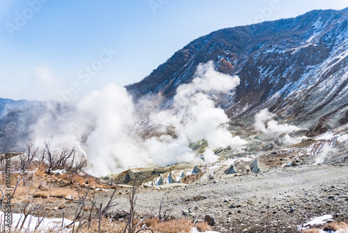 噴煙を上げる箱根の大涌谷