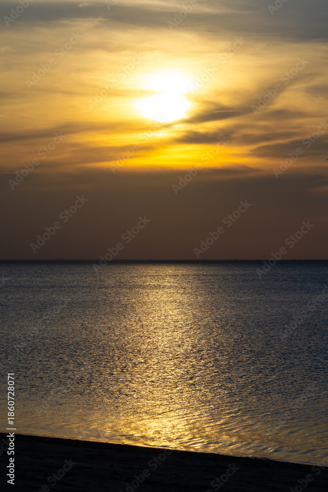 Fototapeta premium Por do Sol no Rio Tapajós, visto da Praia Jacundá em Alter do Chão, Santarém - Pará