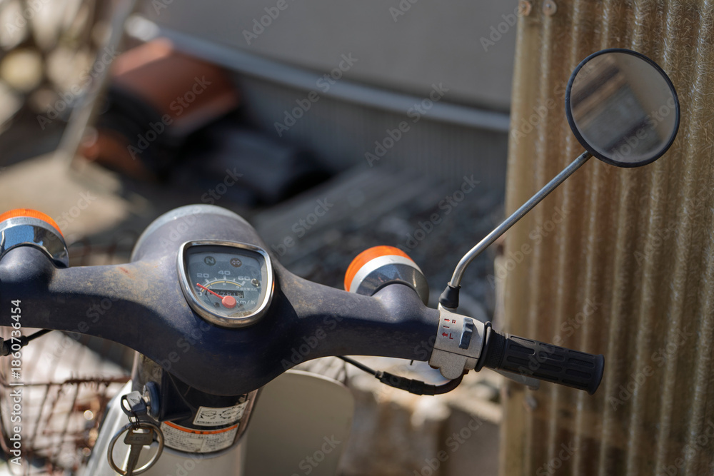 Obraz premium 置き去りのバイク