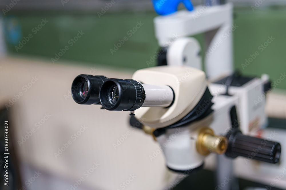 Obraz premium Focus on the microscope in a laboratory setting during a science class