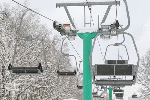 スキーリゾートのリフト