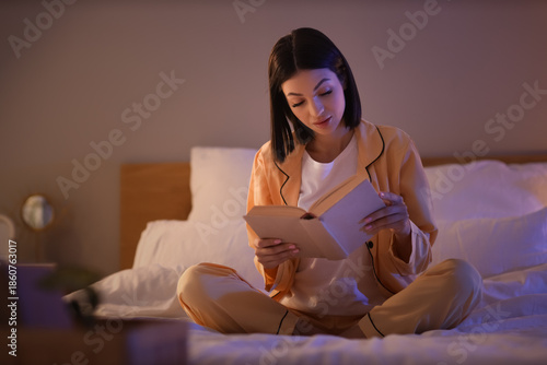Beautiful young woman readi...