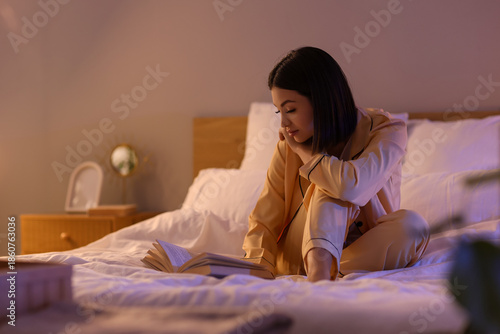 Beautiful young woman readi...