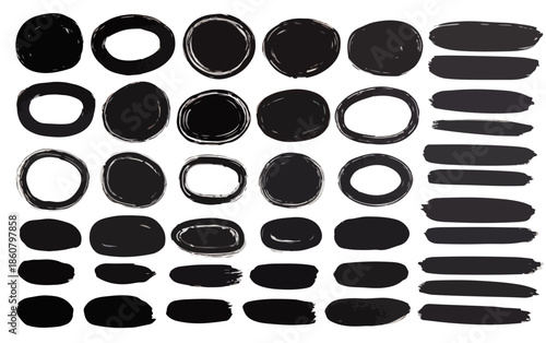 Collection transparente d'éléments graphiques noirs dessinés à la main, comprenant des coups de pinceau et des formes irrégulières pour le design.