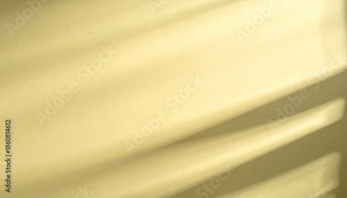 淡いイエローの背景に柔らかい日差しと影が差し込む高級感あるおしゃれななテクスチャ背景
