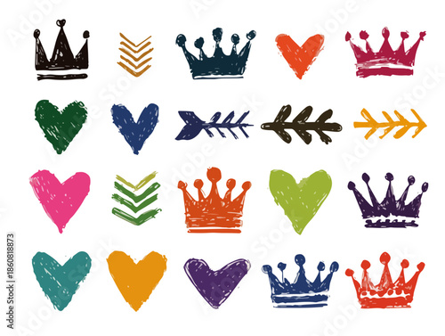 투명한 배경에 다채로운 크레용 손그림 왕관, 하트, 화살표, 쉐브론 아이콘 세트가 있는 귀여운 디자인 요소 컬렉션입니다.