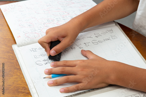 宿題をする手元