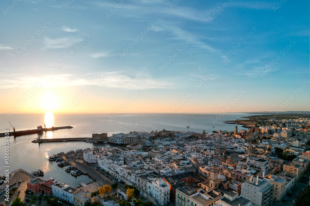 Fototapeta premium panorma del centro storico di monopoli in provincia di bari visto dall'alto all'alba