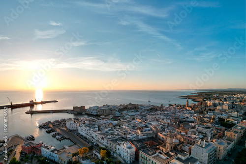 Obraz na plátně panorma del centro storico di monopoli in provincia di bari visto dall'alto all'