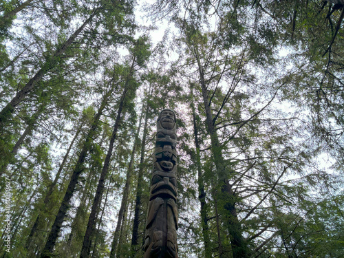 Tableau sur toile Trader Legend Pole in Sitka National Historical Park in Sitka, Alaska in Summer