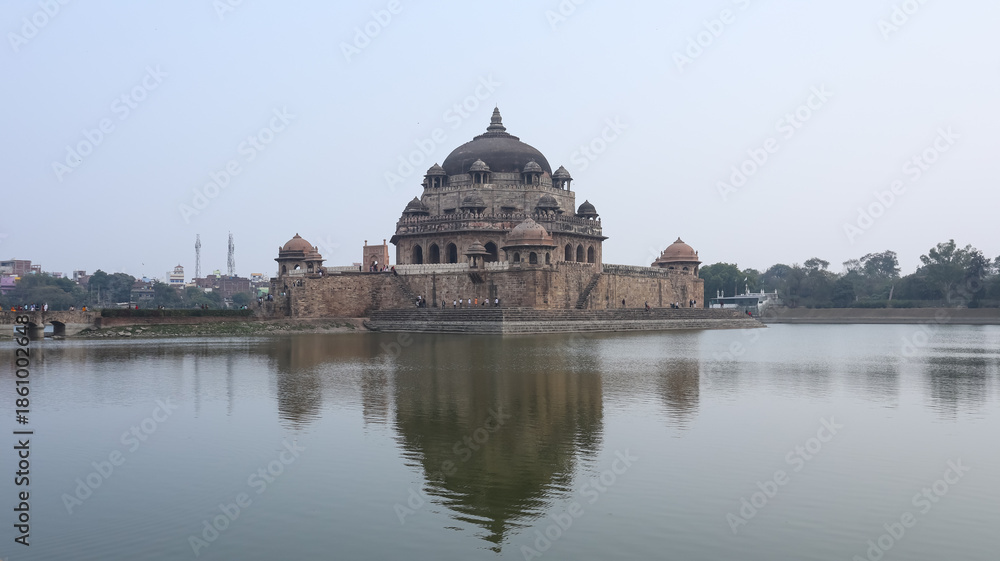 Fototapeta premium India, Bihar, Sasaram, View of Tomb of Sher Shah Suri, The 16th Century Mausoleum, Located in Middle of Lake.