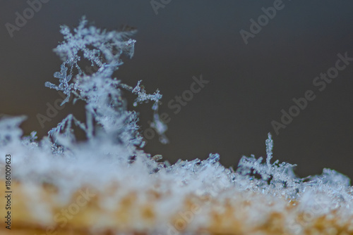 Eiskristalle bilden sich auf einer Oberfläche in einer kalten Umgebung während des Winters