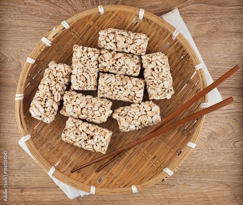 한국음식 고소하고 달콤한 밀보리 강정