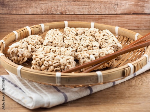 한국음식 고소하고 달콤한 밀보리 강정