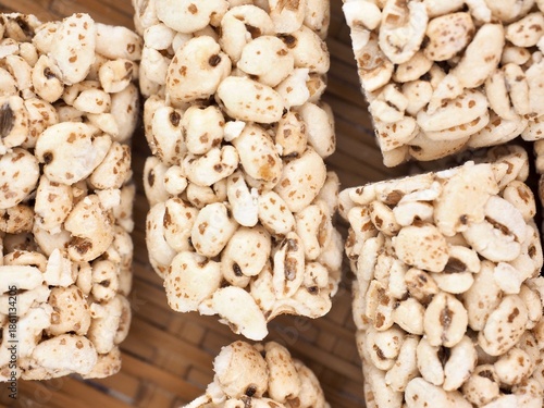 한국음식 고소하고 달콤한 밀보리 강정