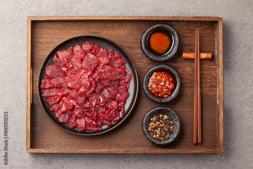 육사시미 고기를 날로 잘게 썰어서 먹는 음식.
Yuk sashimi is a dish made by finely slicing raw meat.

