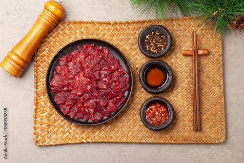 육사시미 고기를 날로 잘게 썰어서 먹는 음식.
Yuk sashimi is a dish made by finely slicing raw meat.

