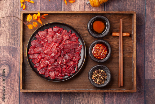 육사시미 고기를 날로 잘게 썰어서 먹는 음식.
Yuk sashimi is a dish made by finely slicing raw meat.

