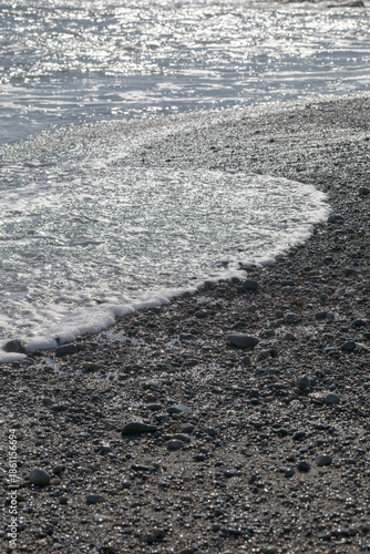 Wallpaper Mural 砂利浜の波打ち際 Torontodigital.ca