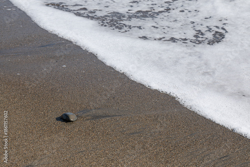 Wallpaper Mural 砂浜の波打ち際にある石と泡立つ波 Torontodigital.ca