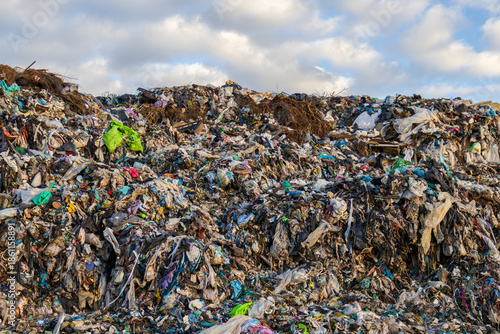 Foto A large landfill site displays heaps of garbage including plastic and fabric was
