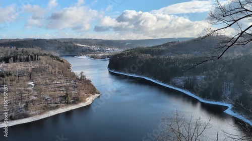Blick vom Heinrichstein bei Saalburg-Ebersdorf saaleaufwärts 
auf den oberen Bereich der Talsperre Bleiloch