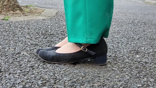 道路を歩いている女性　足もと　ビジネス　パンツ　イメージ