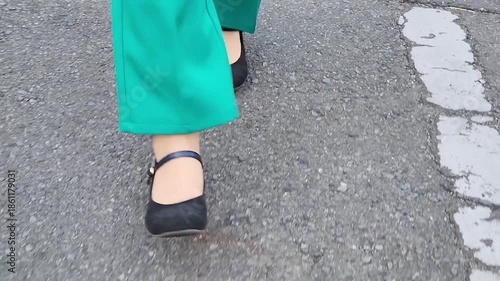 道路を歩いている女性　足もと　ビジネス　パンツ　イメージ