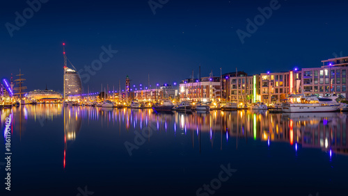 Abends in den Bremerhavener Havenwelten am Neuen Hafen