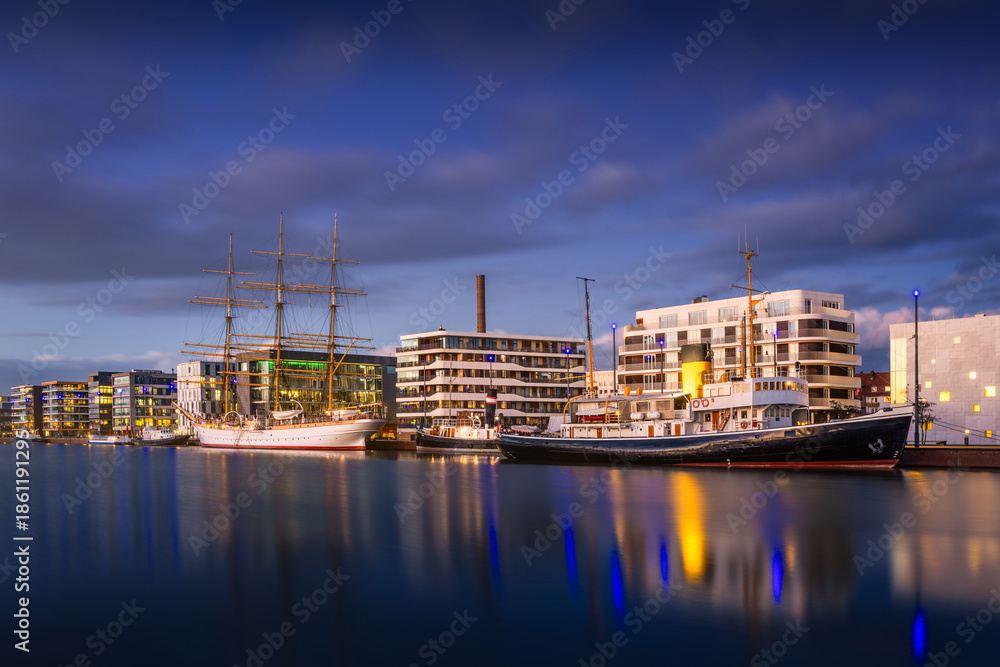 Fototapeta premium Abends in den Bremerhavener Havenwelten am Neuen Hafen