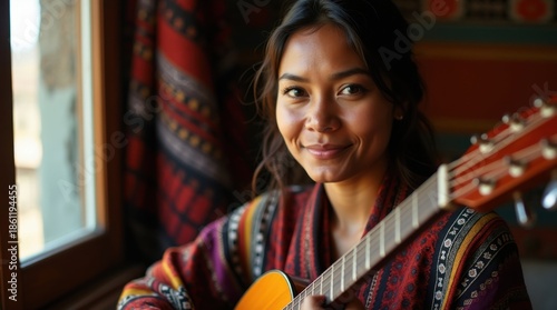 Mujer boliviana tocando charango tradicional en casa