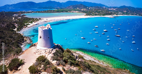 Foto Ancient Saracen tower overlooking the turquoise waters of Porto Giunco beach in Villasimius, Sardinia