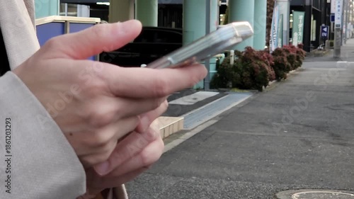 屋外でスマートフォンを持っている女性
