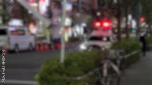 夜の道路に止まっているパトカー　警察　ぼかし