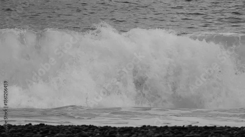海岸で砕け散る波　白黒