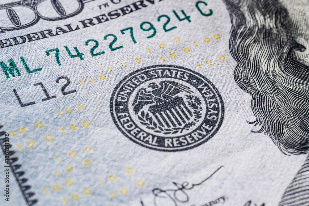 Obraz premium Close-up of detailed currency note featuring intricate designs, security features, and the emblem of the Federal Reserve, symbolizing financial transactions and economic stability