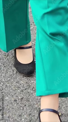道路を歩いている女性　足もと　ビジネス　パンツ　イメージ