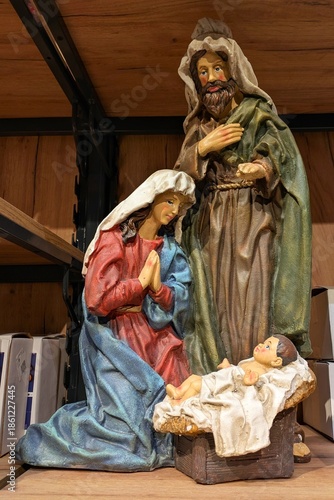 Escultura con escena de la natividad con San José, la Virgen María y el niño Jesús en el estante de un comercio