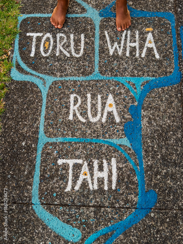 Foto Maori language hopscotch game teaching numbers in New Zealand