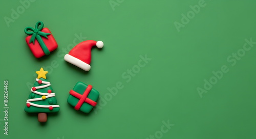 クリスマスのツリーとプレゼントとサンタ帽子のかわいいクレイアート背景