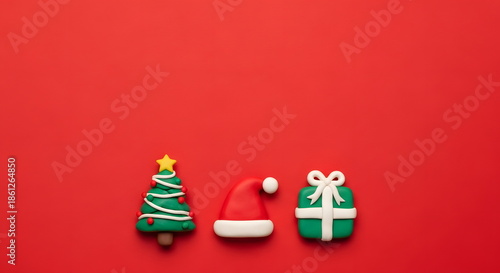 クリスマスのツリーとプレゼントとサンタ帽子のかわいいクレイアート背景